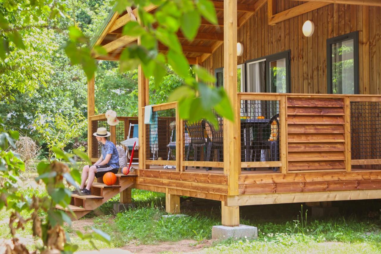 Camping Paradis Le Rocher De La Granelle *